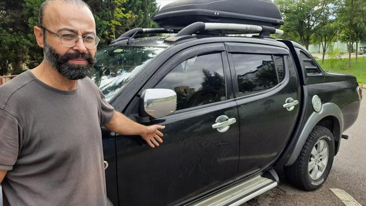 Hayvansever akademisyeni, aracına 'Yemek dökme son uyarı' yazıp tehdit ettiler