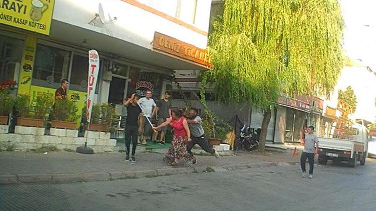 Eli sopalı kadın önüne gelen erkeği dövdü!