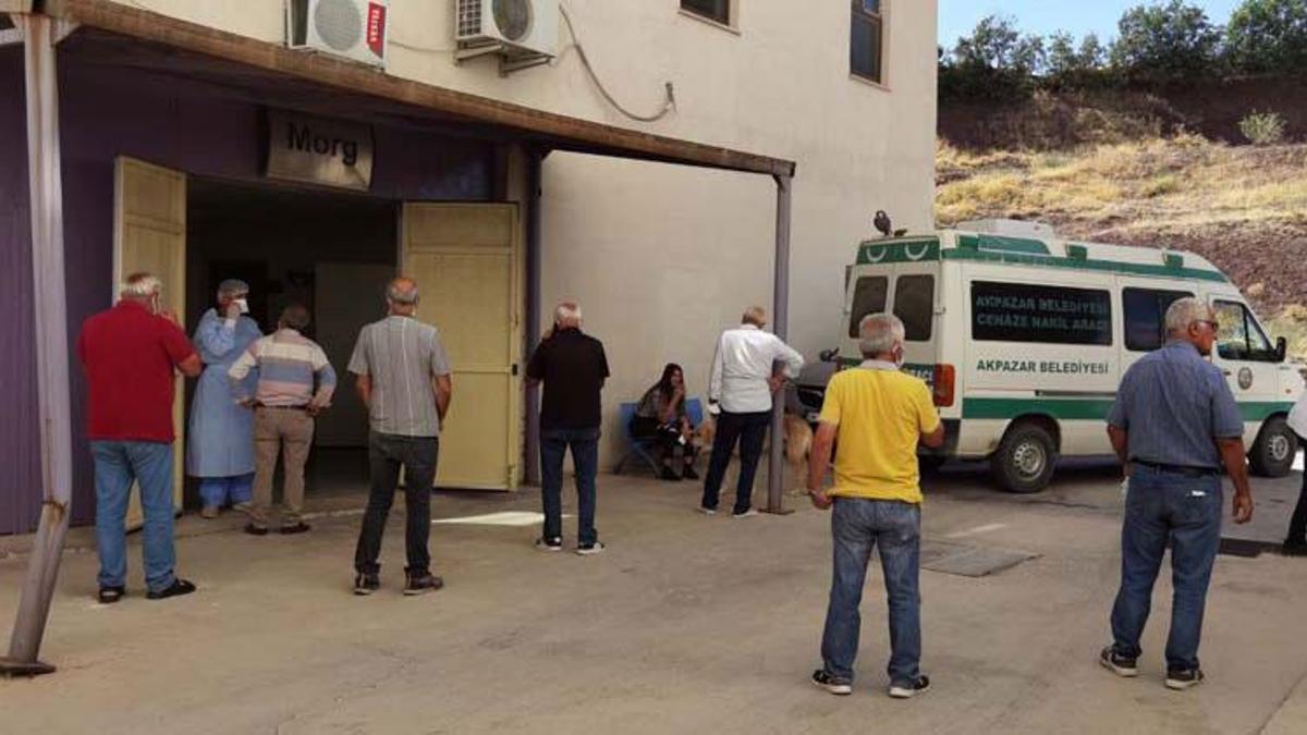 Almanya'dan köyüne döndü; el frenini çekmediği otomobilinin altında kalıp, öldü