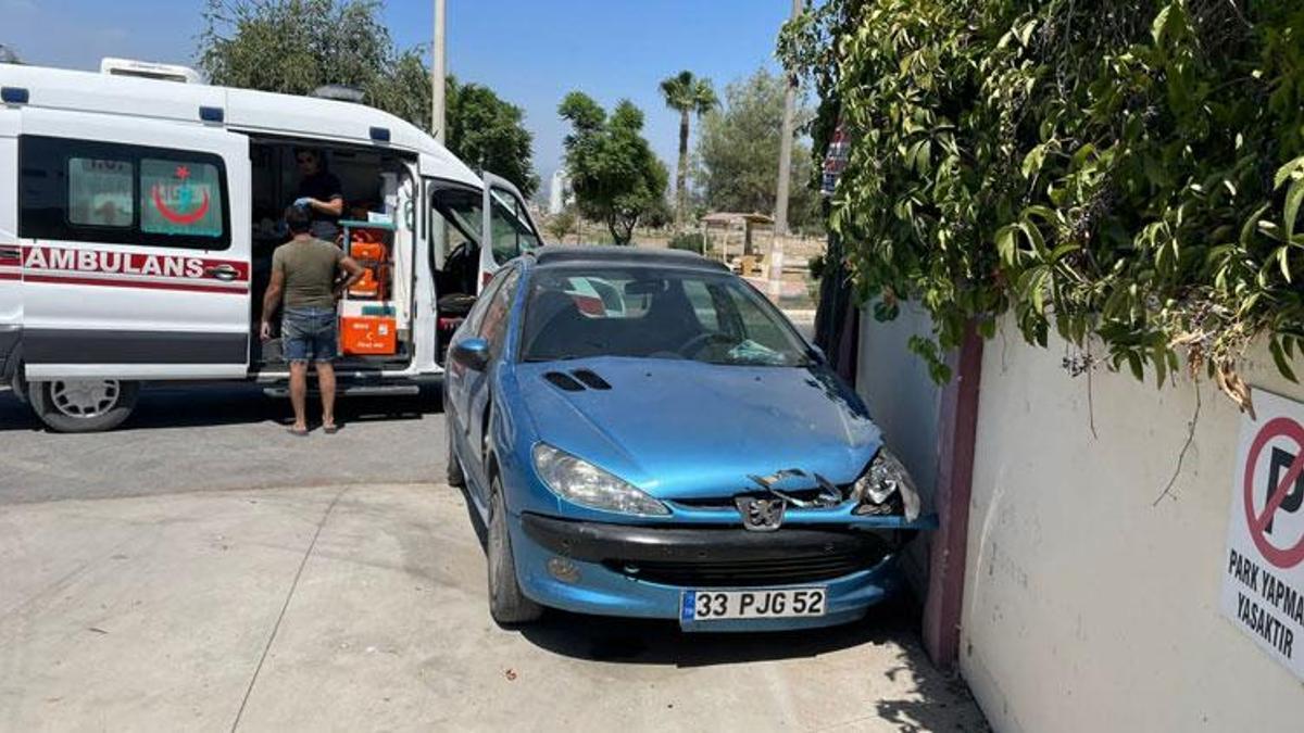 Otomobil, okul duvarına çarptı: 3 yaralı