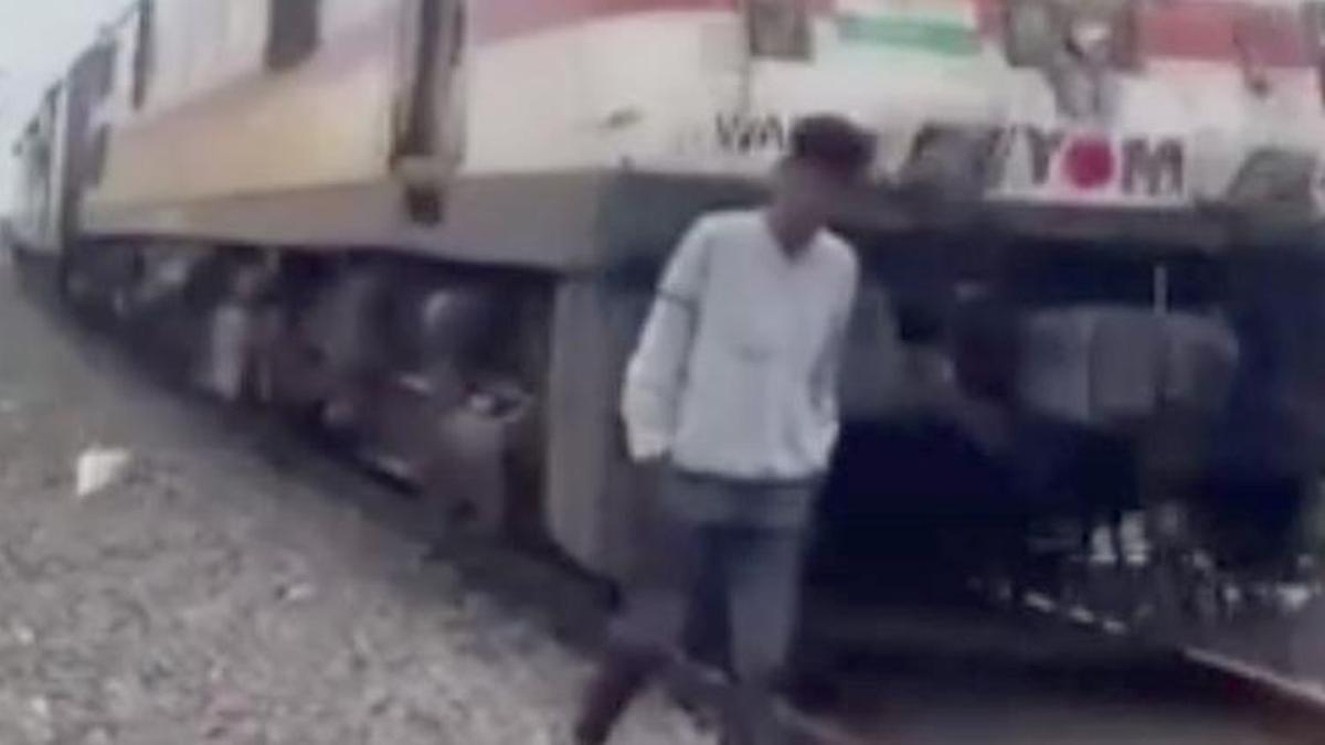 Video çeken gence tren çarptı!