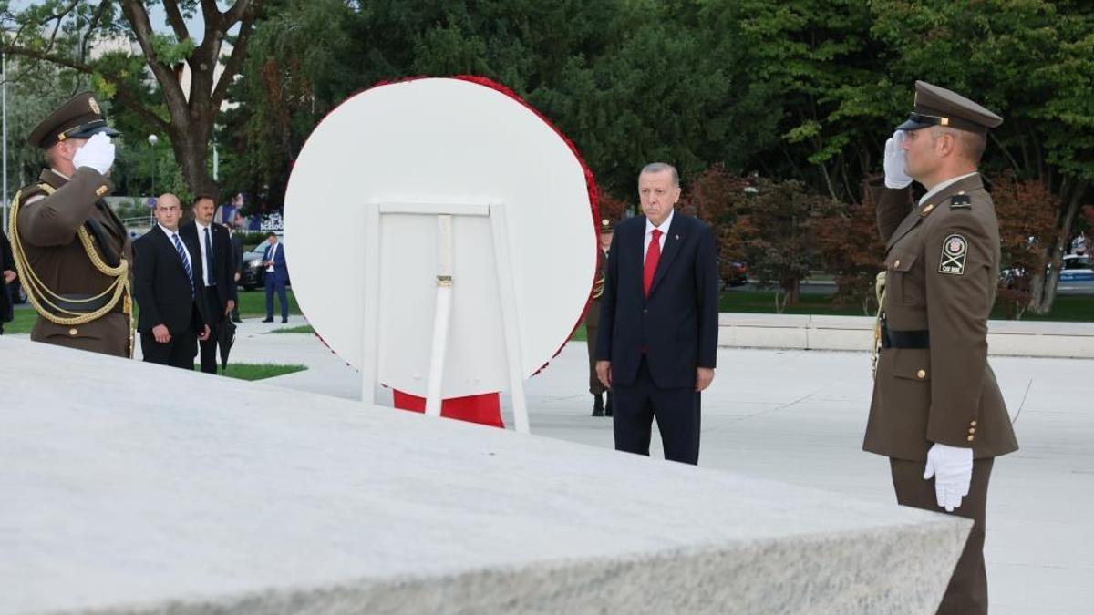 Cumhurbaşkanı Erdoğan, Hırvatistan’da Vatan Anıtı’na çelenk koydu
