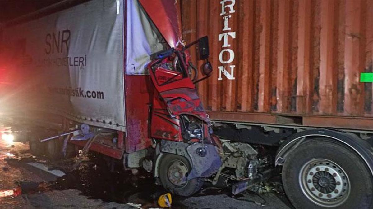 TEM’de tıra arkadan çarpan kamyon kağıt gibi ezildi: 1 ölü