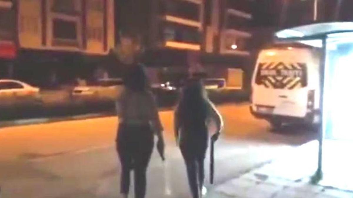 2 genç kadın, tabanca ve pompalı tüfekle 2 eve ateş açtı