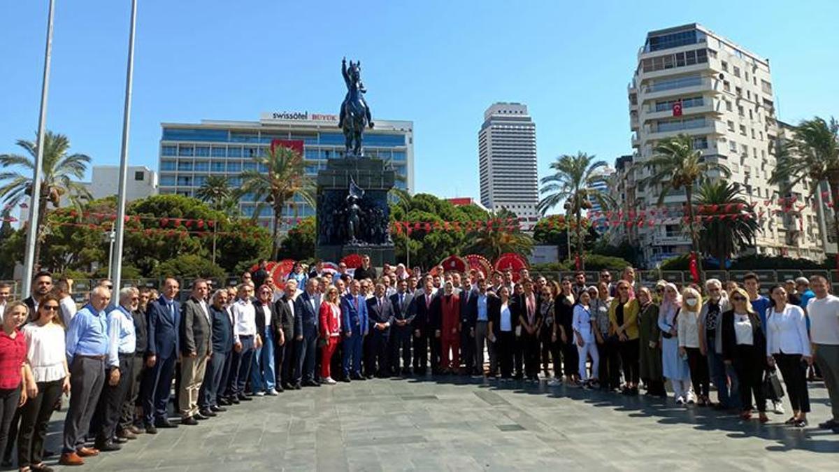 AK Parti ve MHP, İzmir'in kurtuluş yıl dönümünde Atatürk Anıtı'na çelenk bıraktı