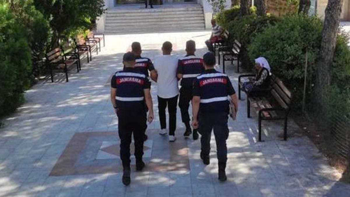 Bir kişiyi kapı ile duvar arasında sıkıştırarak öldürdü