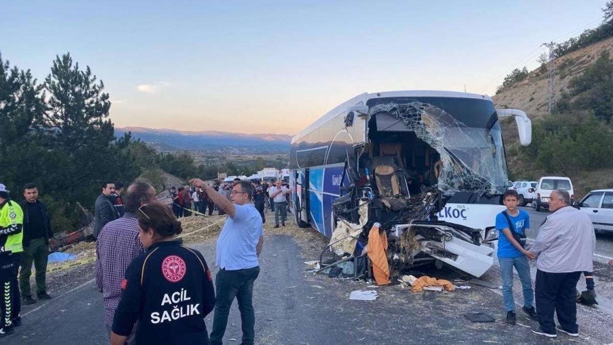 Kastamonu’da yolcu otobüsü ile traktör çarpıştı: Ölü ve yaralılar var