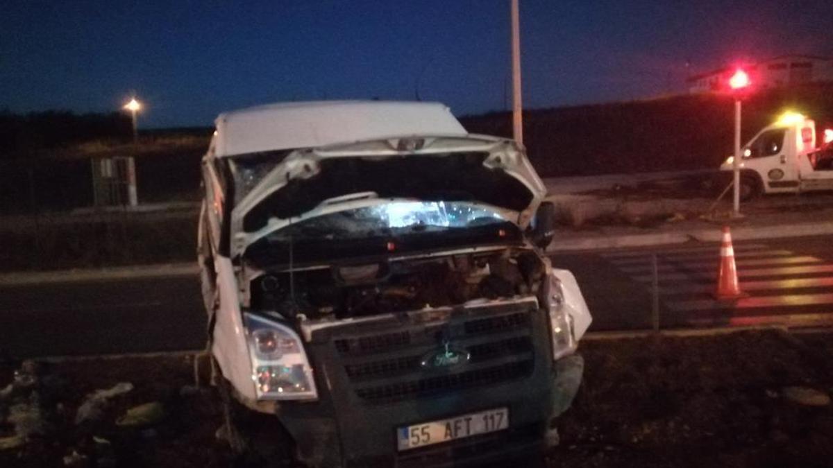 Samsun’da feci kaza: Minibüs ile otomobil çarpıştı, 26 kişi yaralandı