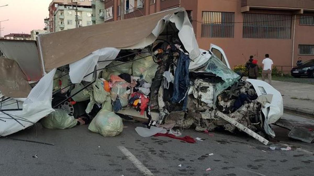 Elektrik direğine çarpan kamyonet hurdaya döndü: 1 ölü, 1 yaralı