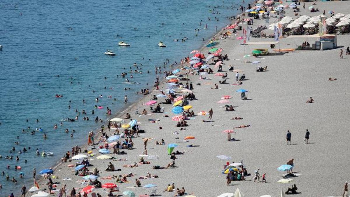 Antalya’da sahiller, yabancı turistlere kaldı