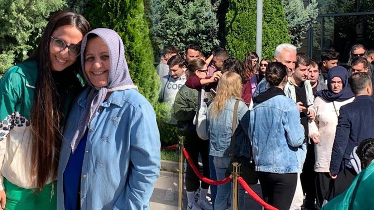 Ucuz telefonu duyan koştu, metrelerce kuyruk oluştu: ‘Dün gece saat 23.00’de sıraya girdim’