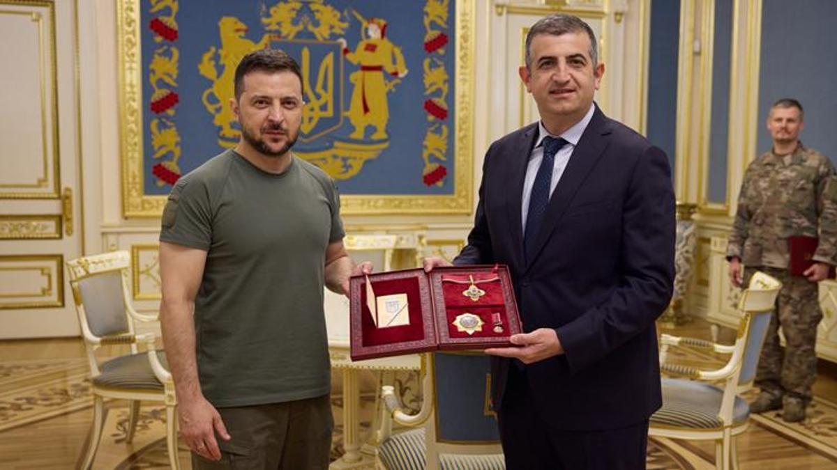 Zelenski’den Bayraktar SİHA’lara devlet nişanı! Dikkat çeken ‘vışıvanka’ gömleği detayı...