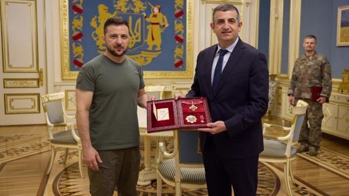 Zelenski’nin Haluk Bayraktar’a taktığı devlet nişanı dünya medyasında