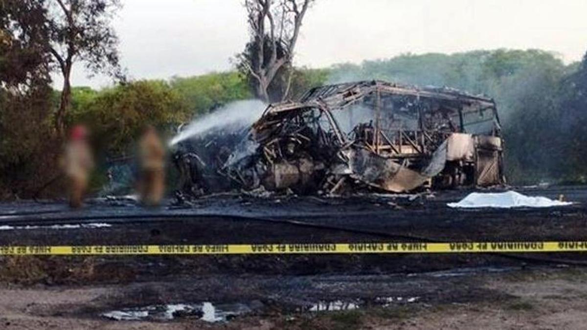 Meksika’da yolcu otobüsüyle çarpışan tanker alev aldı: 18 kişi öldü