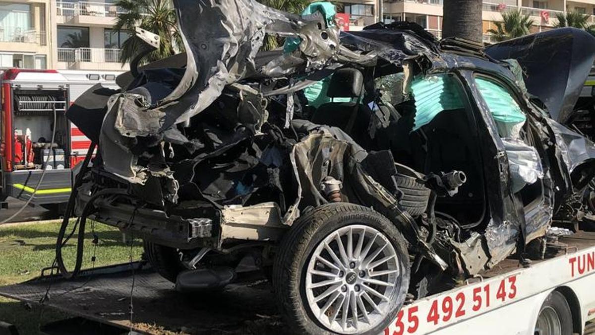 Otomobil, tramvay yolu kenarındaki ağaca çarptı: 2 ölü, 1 yaralı