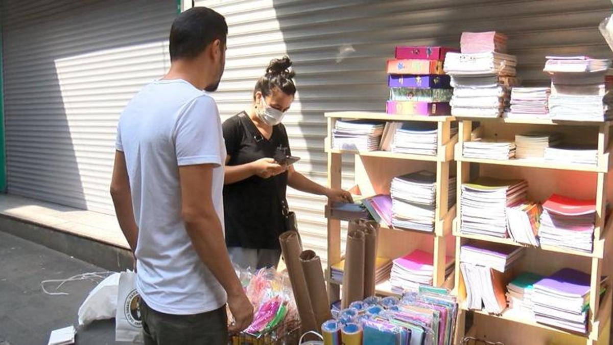Okul alışverişini son güne bırakan veliler Eminönü'nü tercih etti