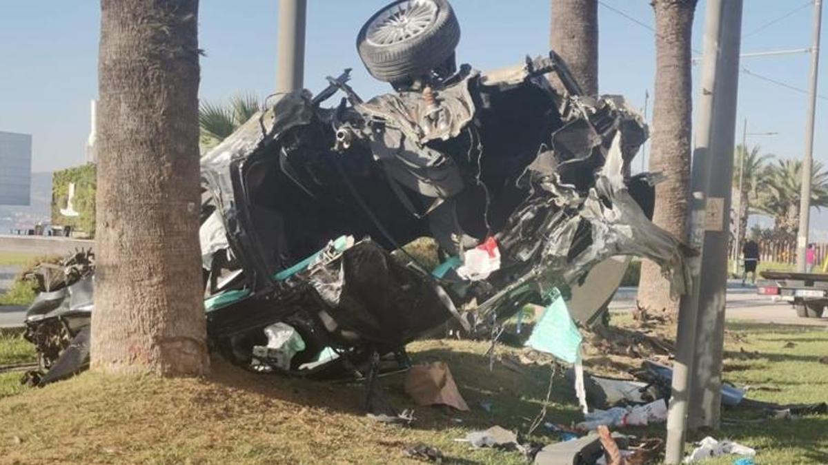 Bariyerleri aşıp ağaca çarpan araç hurdaya döndü: 2 ölü, 1 yaralı