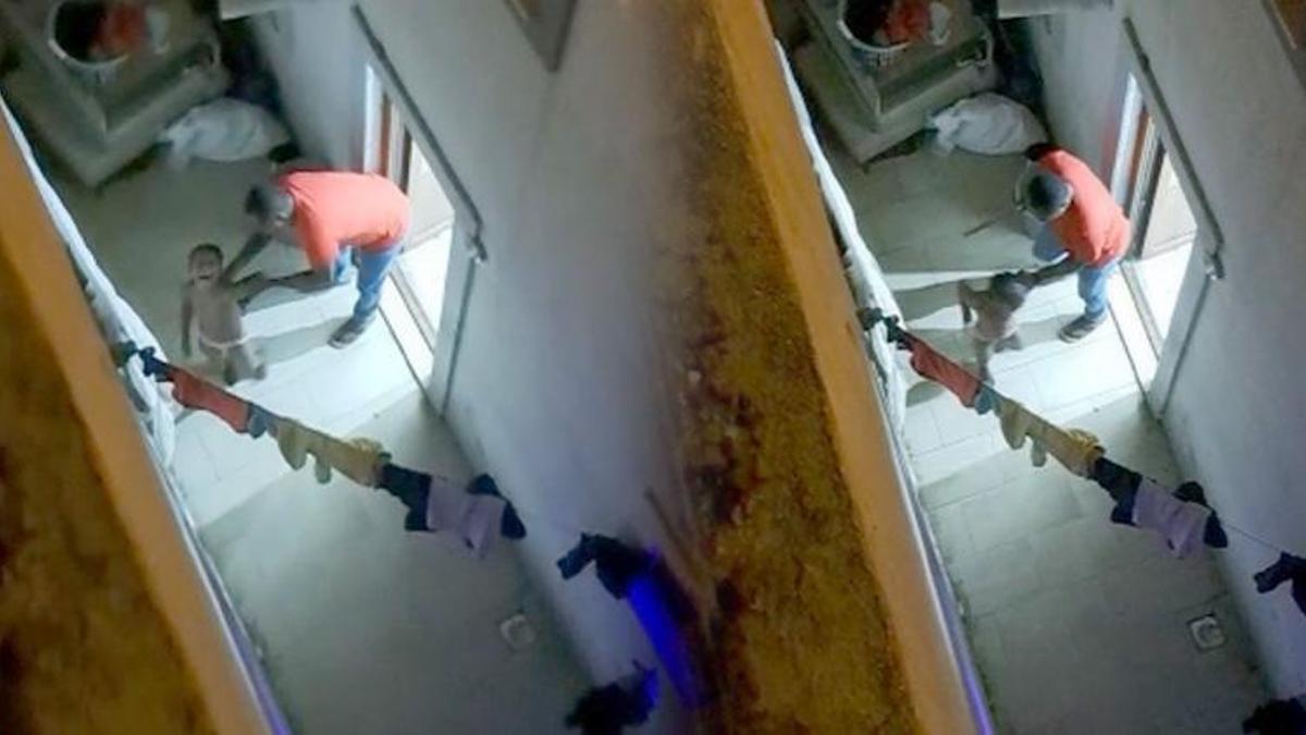 Dehşet görüntüler ortaya çıktı! Evi dağıtan çocuklarını sopayla dövdü