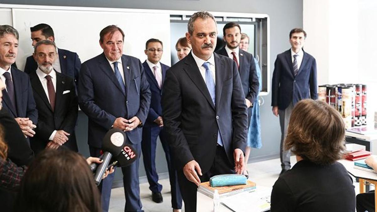 Demirören Medya Lisesi’nde ilk ders zili çaldı! Bakan Özer: Tarihi bir dönemece işaret ediyor