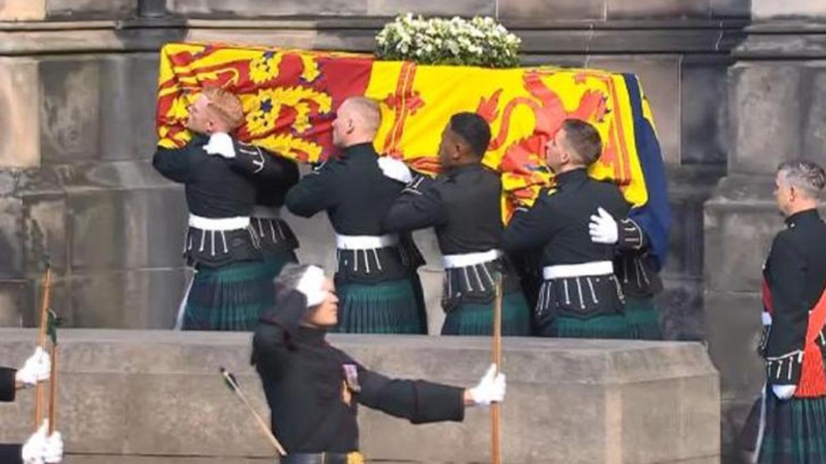 Kraliçe II. Elizabeth için Aziz Giles Katedrali'nde tören! Yeni Kral dakikalarca bekledi