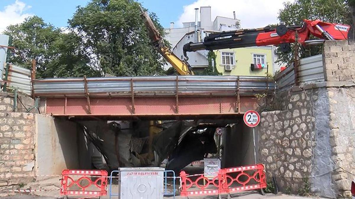 İstanbul'da devrilen iş makinesi alt geçide düştü!
