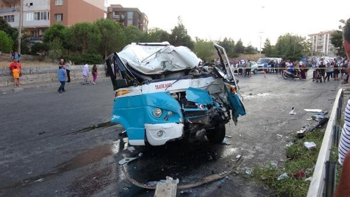 Midibüs, yolcu minibüsüne çarptı: 1 ölü, 6 yaralı