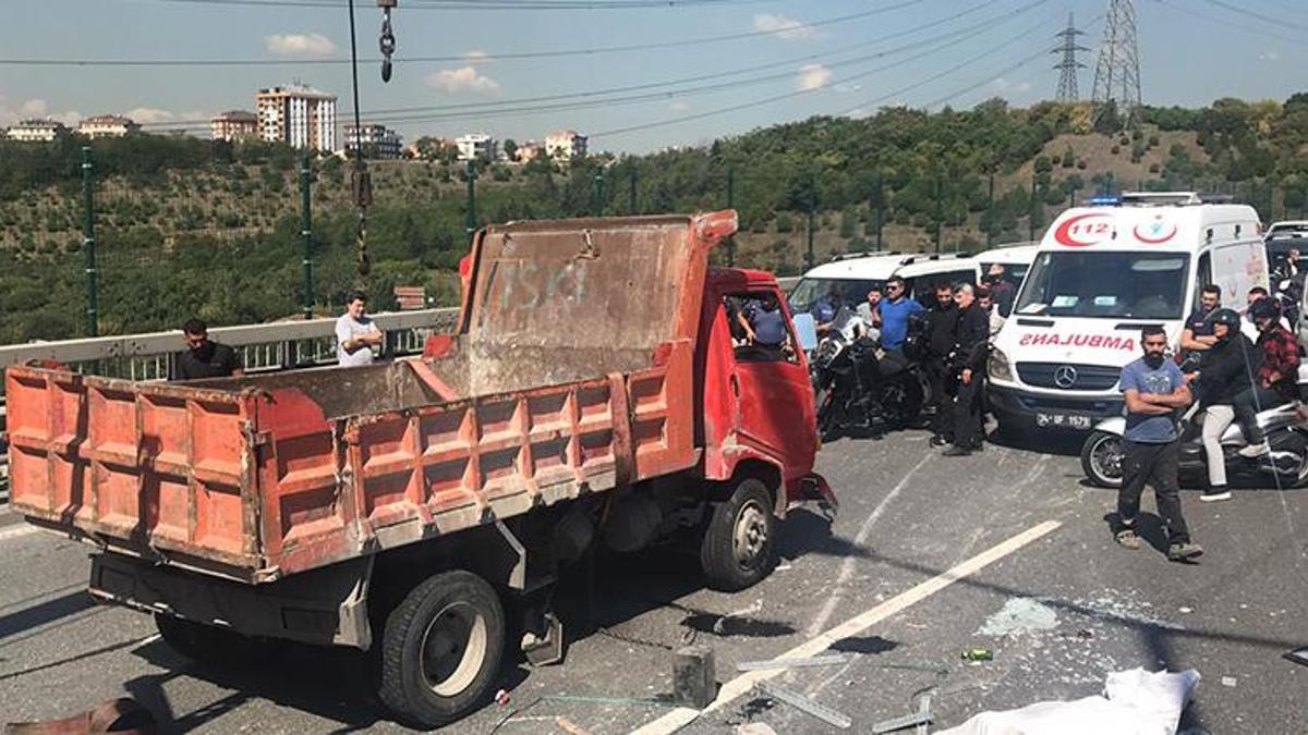 Sadabad Viyadüğü’nde kamyonet devrildi: Kilometrelerce trafik oluştu