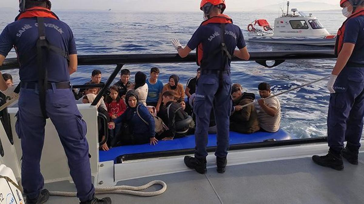 İzmir açıklarında 59 düzensiz göçmen kurtarıldı, 39 göçmen yakalandı