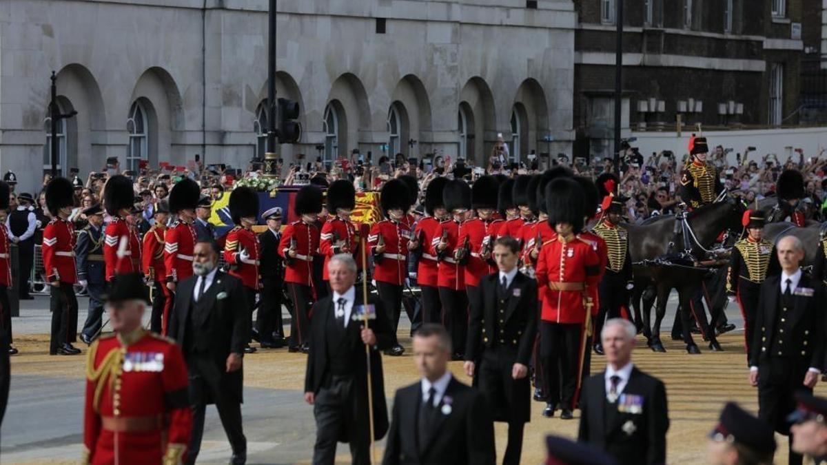 İngiltere Kraliçesi II. Elizabeth’in cenazesine binlerce kişi akın etti