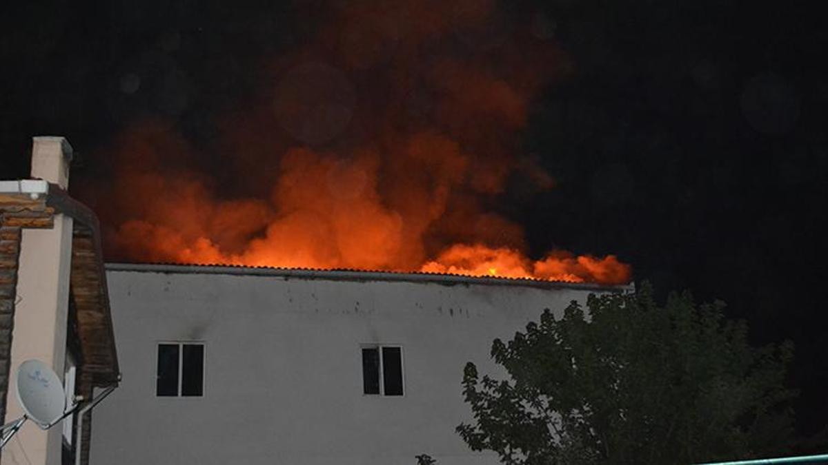 Yatak üretim fabrikası alev alev yandı