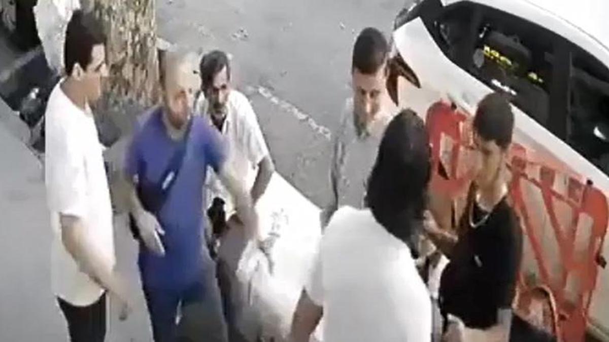 Fatih'te üzerine yürüyüp saldıran kişiye silah çekti