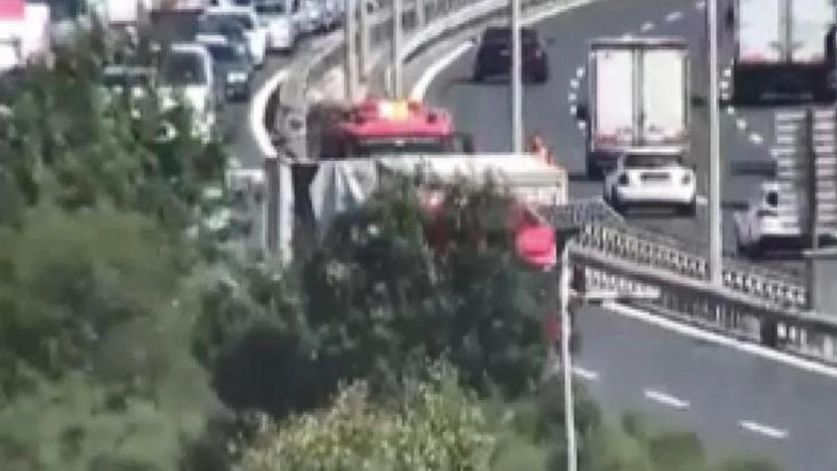 TEM'de kamyon devrildi, trafik yoğunluğu yaşanıyor