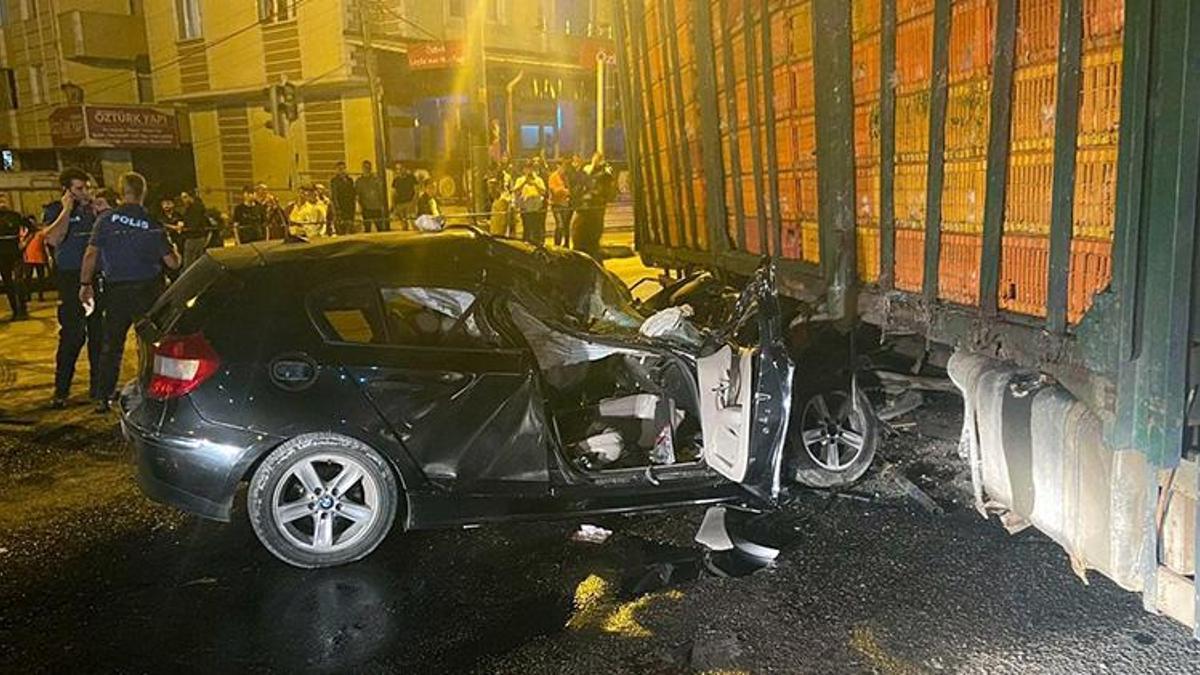 Otomobil, kamyona ok gibi saplandı! 25 yaşındaki genç hayatını kaybetti, 1 yaralı