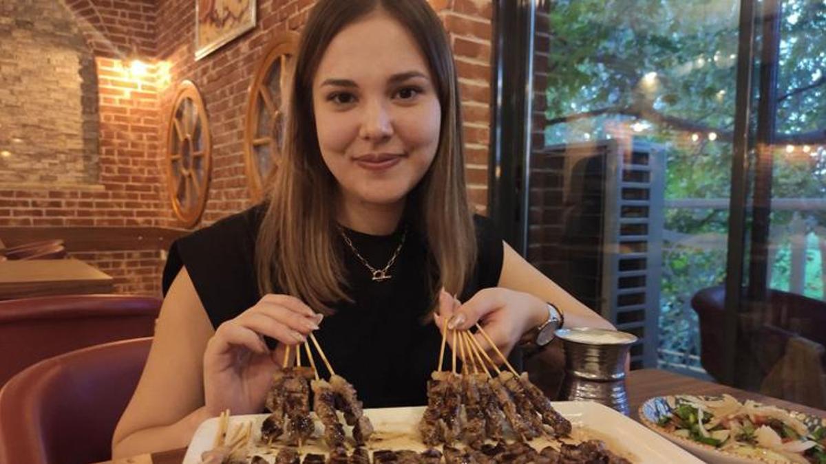 43 dakikada 240 çöp şiş yiyerek büyük ödülün sahibi oldu