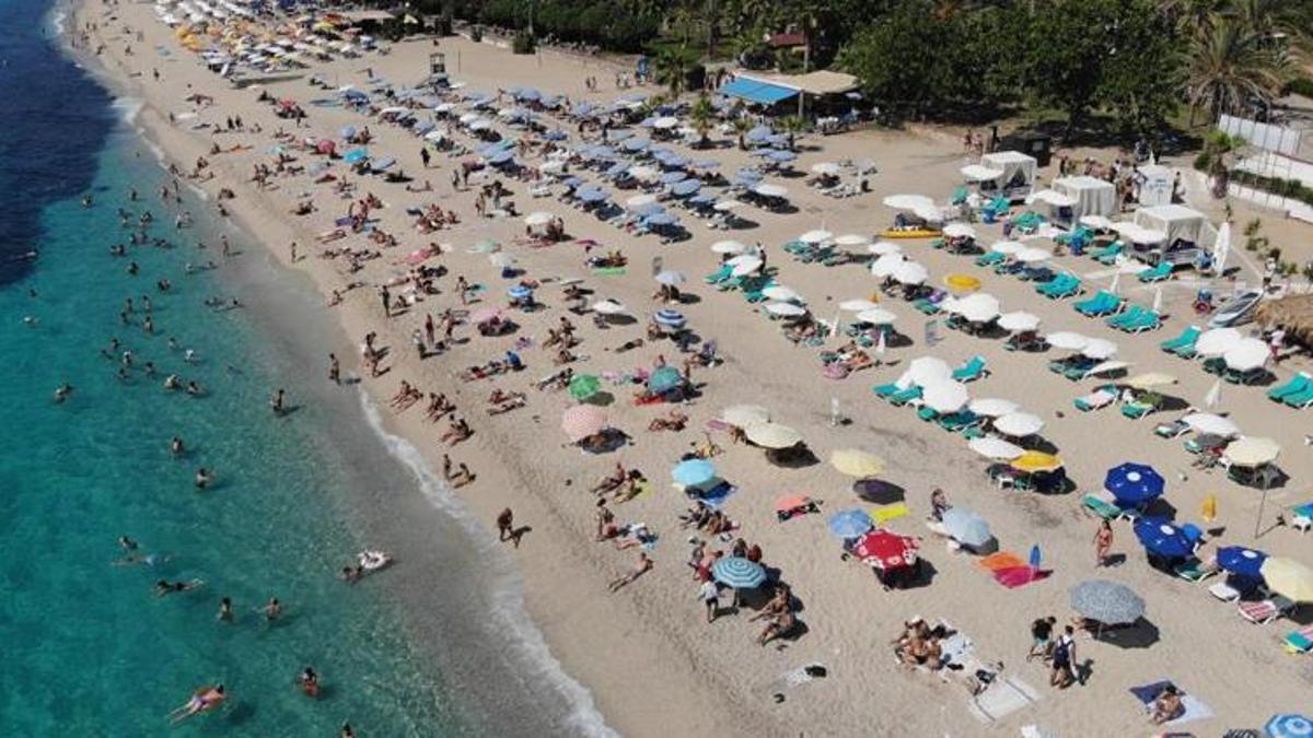 Alanya sahillerinde hafta sonu yoğunluğu yaşanıyor