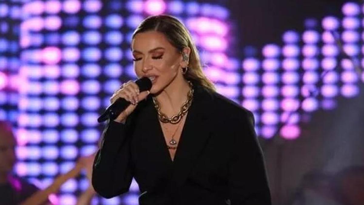Hadise'den flaş hamle! Mehmet Dinçerler'in geri istediği yüzüğü sahnede fırlattı