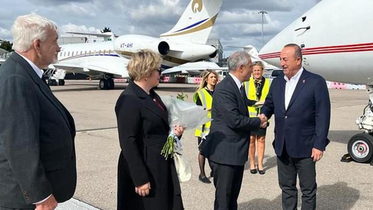 Bakan Çavuşoğlu İngiltere’de