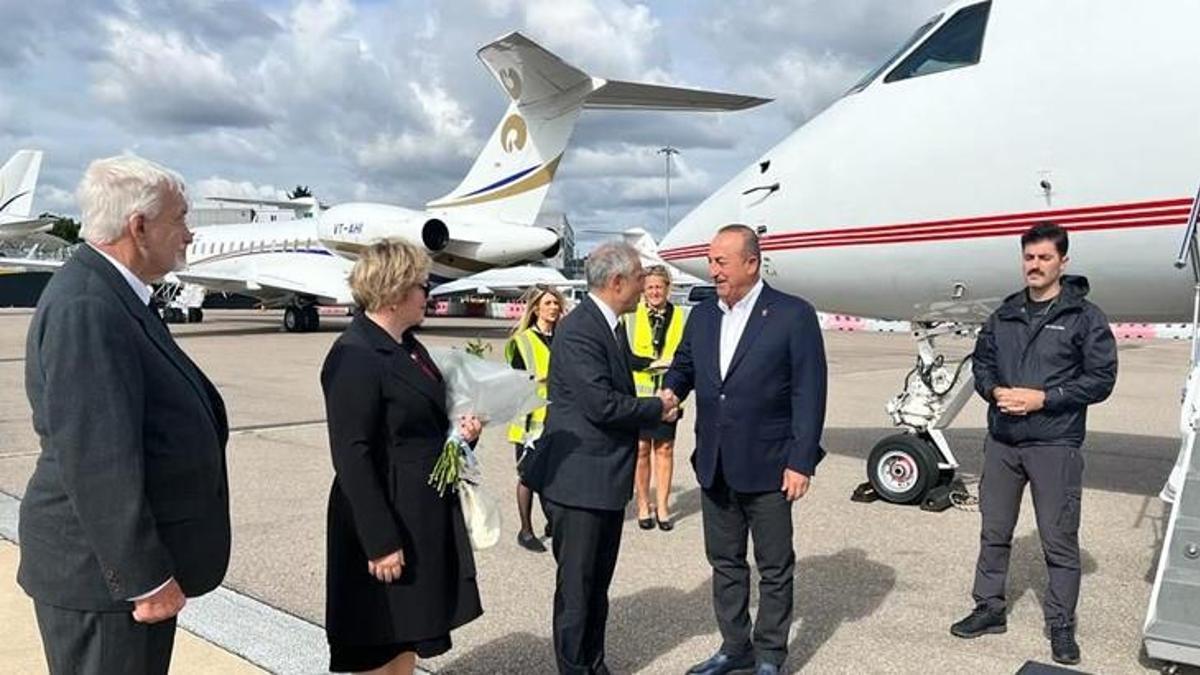 Dışişleri Bakanı Çavuşoğlu, Kraliçe II. Elizabeth'in cenazesine katılmak üzere Londra'da