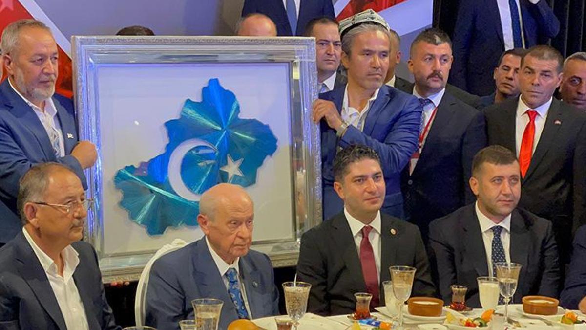 MHP lideri Bahçeli, Hür Doğu Türkistanlılar Derneği Yönetim Kurulu üyeleriyle bir araya geldi
