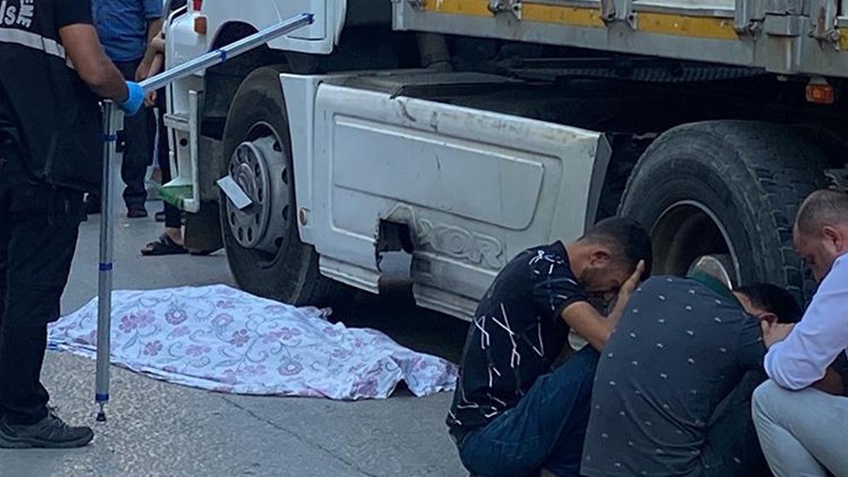 Kahreden an! Tır altında kalan babalarını görünce yıkıldılar