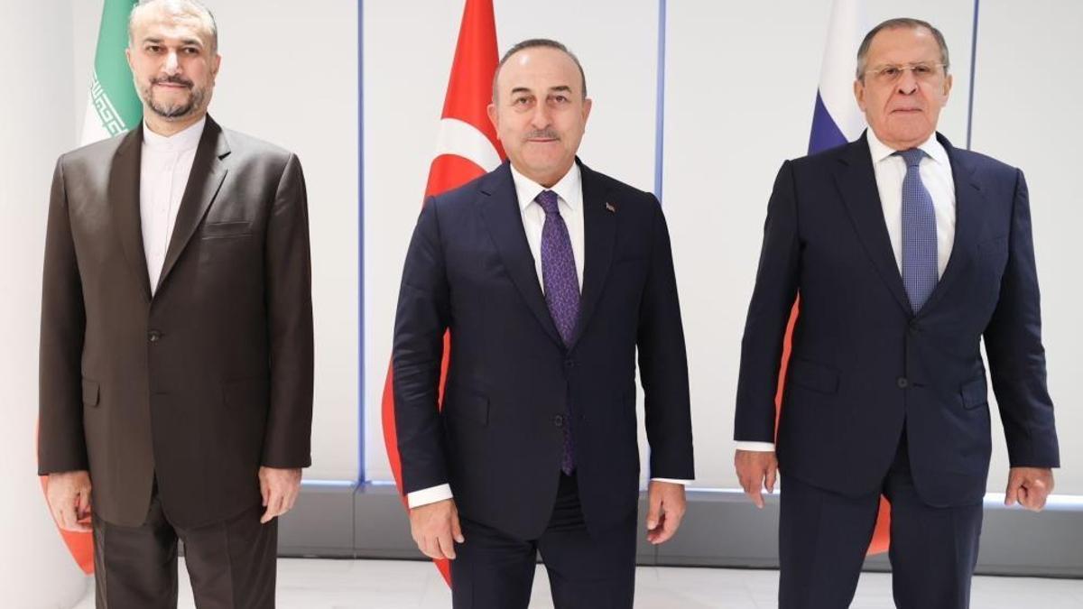 Bakan Çavuşoğlu, Rus mevkidaşı Lavrov ve İranlı mevkidaşı Abdullahiyan ile bir araya geldi