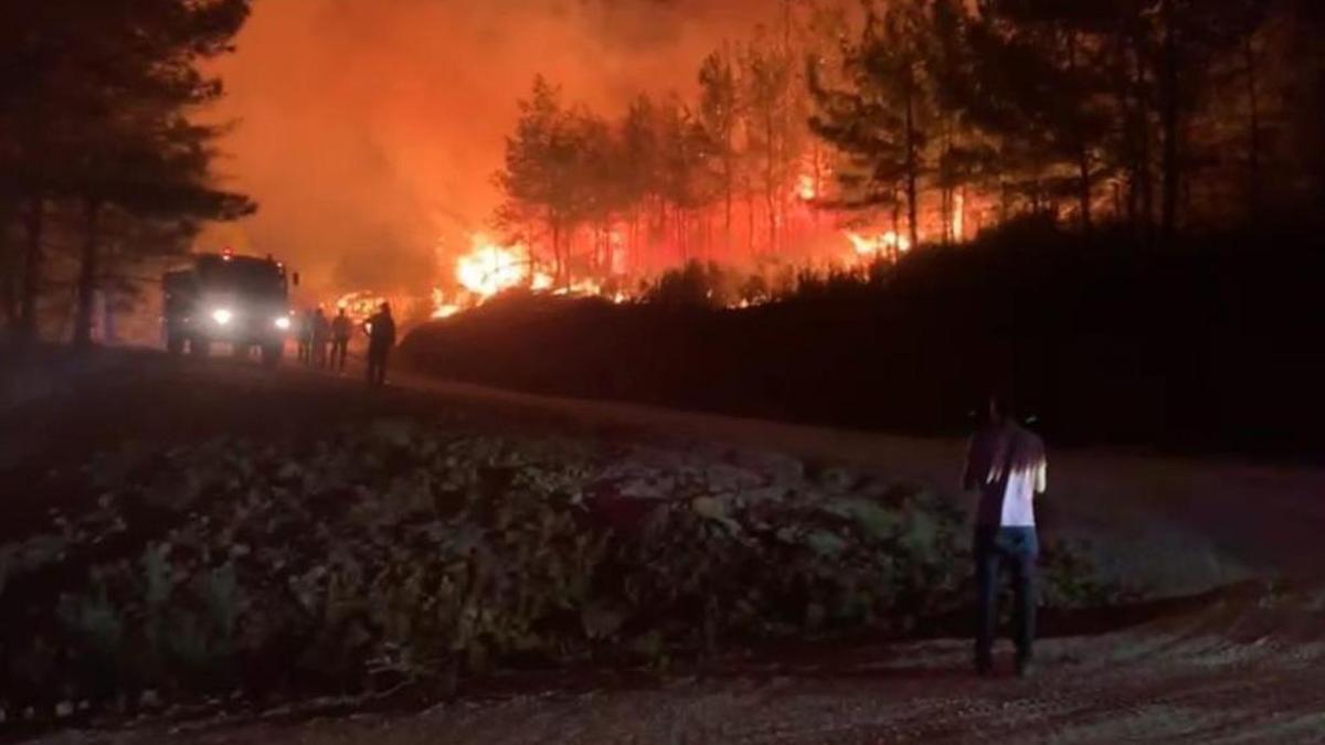 Marmaris’teki orman yangını saatlerdir sürüyor