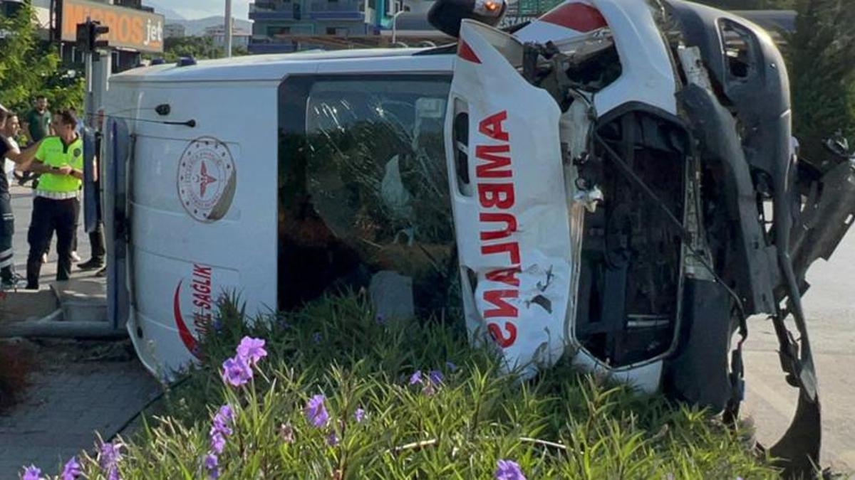 Ambulans ile kamyonet çarpıştı: 2'si sağlıkçı 8 yaralı