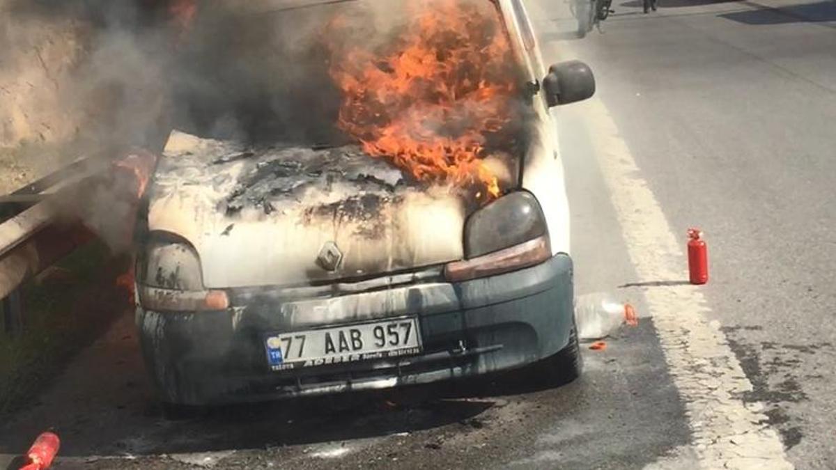 Pendik'te seyir halindeki hafif ticari araç alev alev yandı