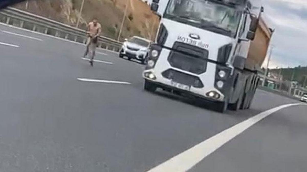 Otobanda yarı çıplak koşan kişiye vatandaştan tepki: ‘Sen manyak mısın?’