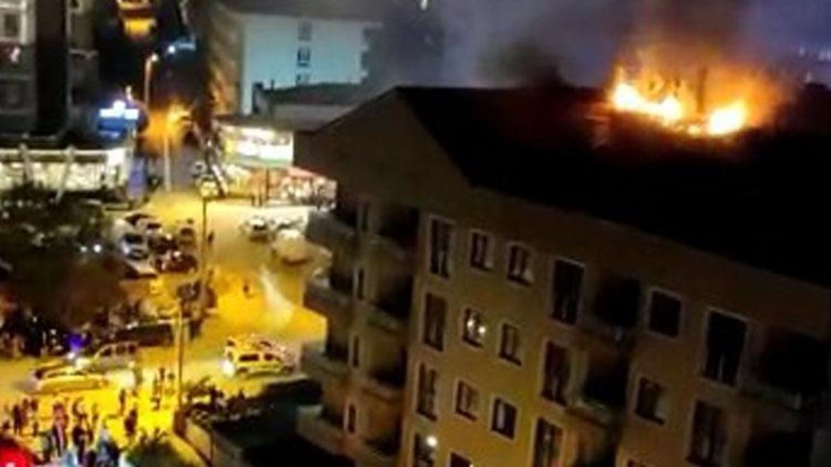 Bursa'da 6 katlı binanın çatı katı alev alev yandı, 1 kişi dumandan etkilendi