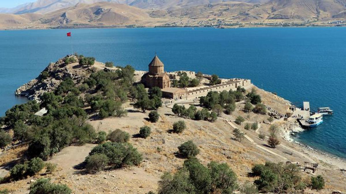 Akdamar Adası'nda 'tavşan' zararı