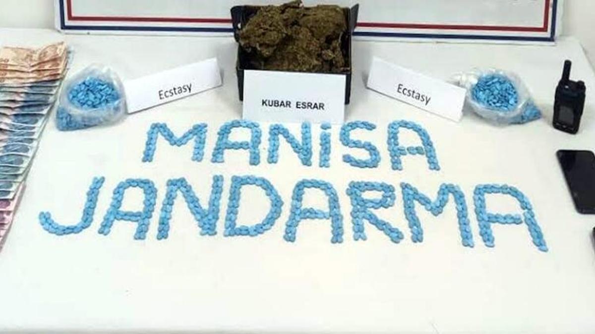 Otomobilde 2 bin uyuşturucu hapla yakalanıp, gözaltına alındı