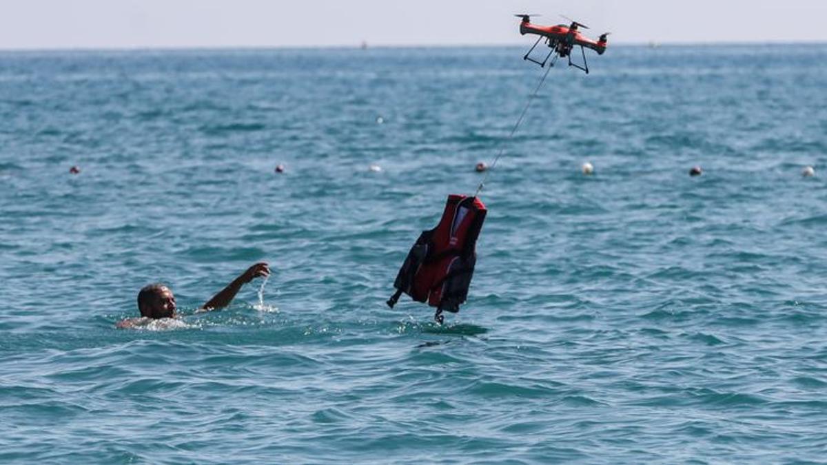 Boğulma tehlikesi geçirene 'cankurtaran dron' ile müdahale