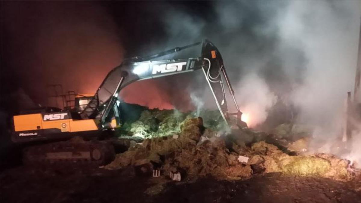 Bingöl'de çiftlik yangını; 6 bin 500 balya saman kül oldu
